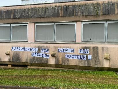 Slogan affiché à la fac de médecine de Limoges, sur les murs de la bibliothèque, le 25 avril