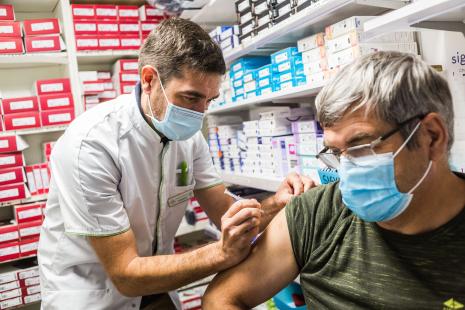 Un homme se fait vacciner contre la grippe dans une pharmacie, en octobre 2020.