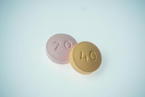 La dose initiale doit être la plus faible possible, en dessous de 40 à 50 mg/jour d'EQM