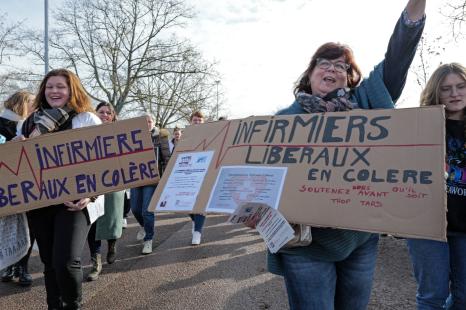 À Dijon, manifestation des infirmières libérales le 12 février, devant la caisse primaire