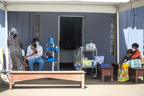 Patients en attente devant l'entrée du CHM de Mamoudzou en mai 2020.