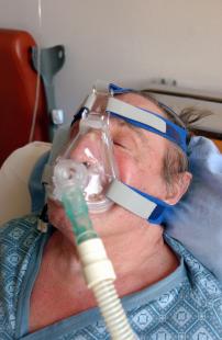 De nombreux patients ont été intubés et trachéotomisés alors qu’une ventilation non invasive aurait pu être préférable