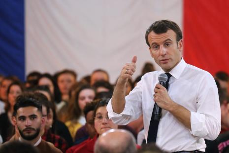 Macron contraint de gérer la tension