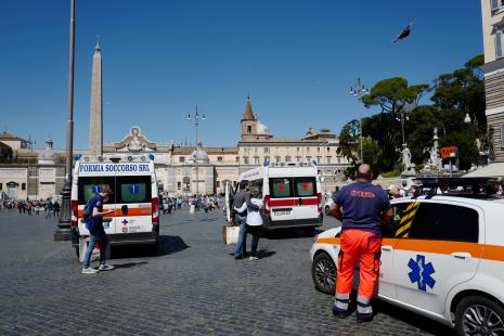 Les services d'urgences mobiles en action sur la piazza del Popolo au coeur de Rôme