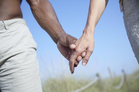Tenir la main d’un partenaire romantique réduit la sensation douloureuse