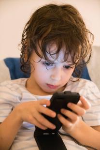 Depuis le confinement, les enfants de 9 ans passent plus de 4 heures devant les écrans hors temps scolaire
