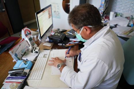 Un médecin généraliste réalise une prescription médicale en 2020