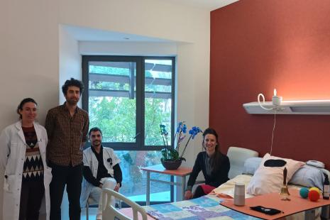 L’équipe du service d’addictologie du CHU de Nîmes, en charge de cette étude, pose dans la chambre d’un futur patient.